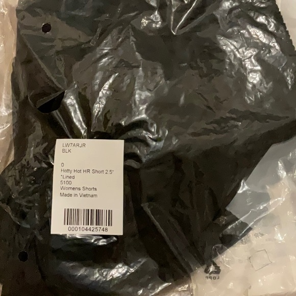 Lululemon Hotty Hot HIGH RISE short 2.5” - Picture 2 of 2